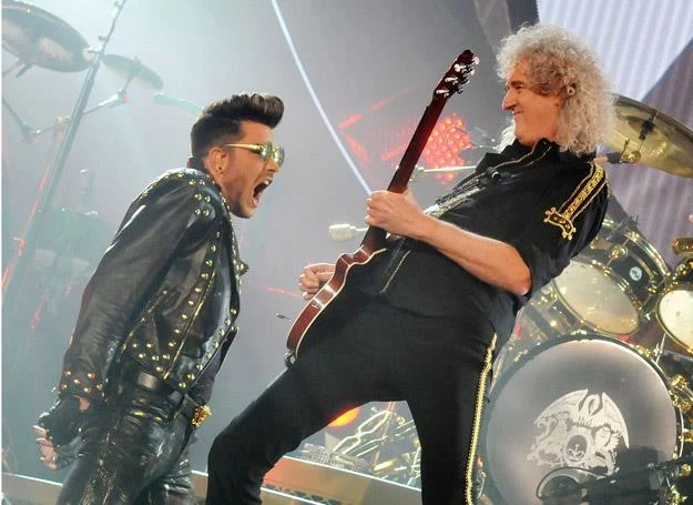 Adam Lambert i Brian May (Queen) na scenie - fot. Jim Dyson