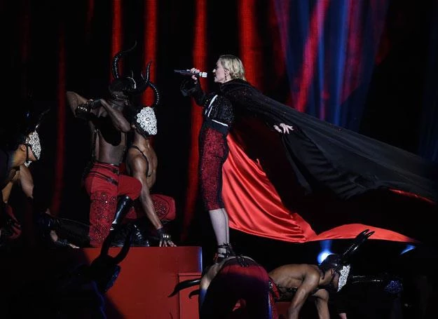 Madonna na kilka sekund przed upadkiem - fot. Gareth Cattermole Madonna na kilka sekund przed upadkiem - fot. Gareth Cattermole