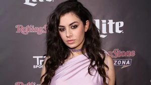 Potłuczone lustra. Wywiad z Charli XCX