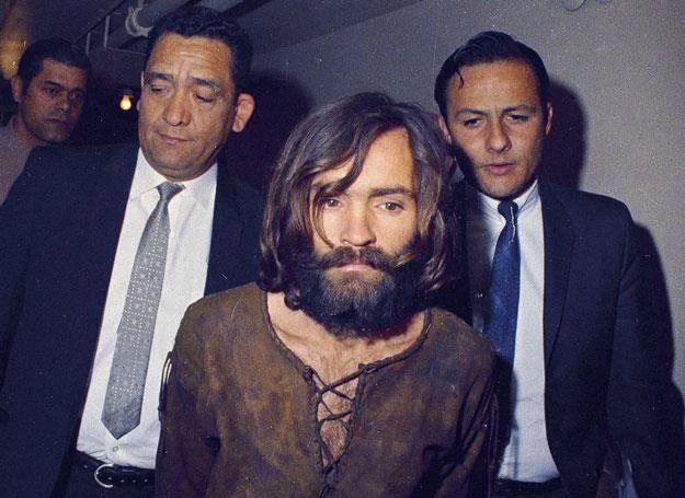 Charles Manson (po środku) w trakcie procesu o zabójstwo Sharon Tate - fot. AP Photo