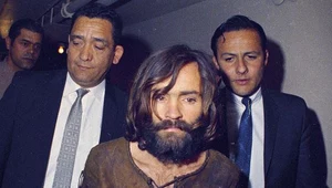 Charles Manson (po środku) w trakcie procesu o zabójstwo Sharon Tate - fot. AP Photo