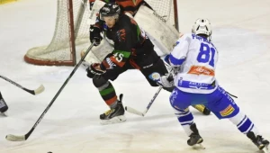 Łukasz Sokół (L) z GKS Tychy przed Damianem Piotrowiczem z Unii