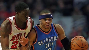 Russell Westbrook (z prawej) w meczu z Chicago Bulls