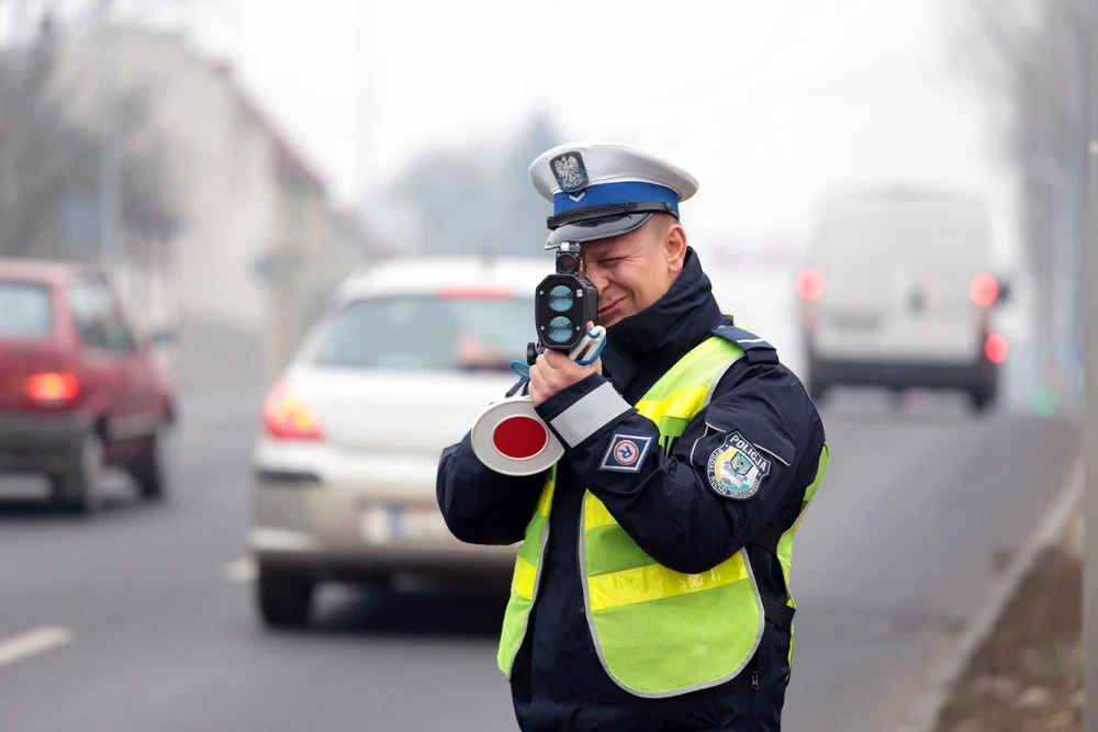 W Polsce maksymalny mandat za prędkość to 500 zł. Można zapomnieć...