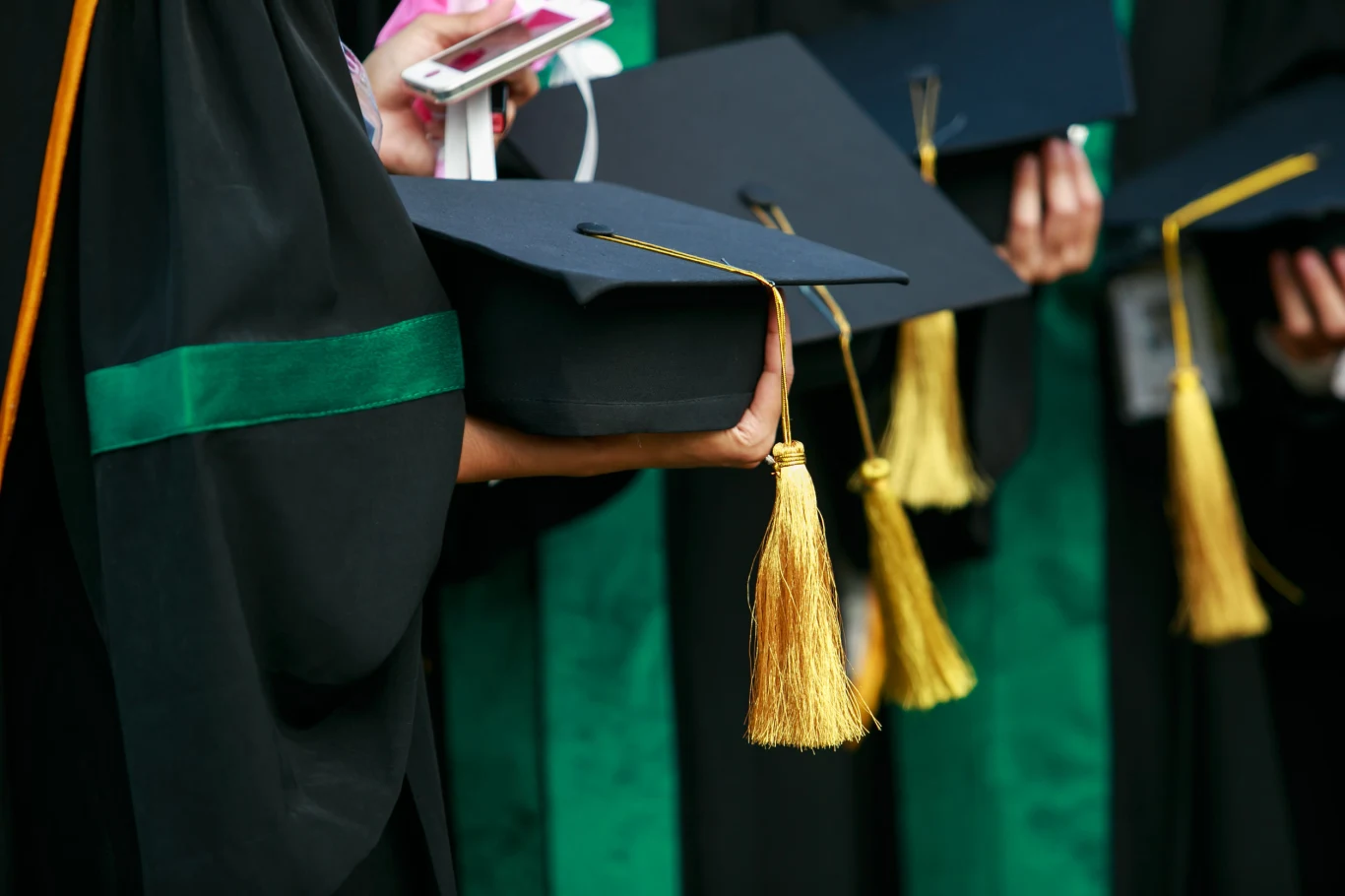 Absolwenci studiów będą mogli korzystać z e-dyplomu w mObywatelu. A co z papierowymi dyplomami i świadectwami maturalnymi? Absolwenci studiów będą mogli korzystać z e-dyplomu w mObywatelu. Co z papierowymi dyplomami i świadectwami maturalnymi?