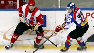 Bartosz Fraszko (z lewej) z Cracovii i Damian Kapica z Podhala, podczaw środowego meczu w Nowym Targu