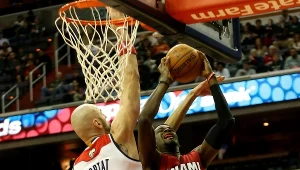 Marcin Gortat w podkoszowej walce z Jamesem Ennisem