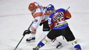 Grzegorz Pasiut z Cracovii napierany przez Damiana Kapicę z Podhala