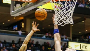 Marcin Gortat stara się zablokować Jerryda Baylessa