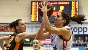Cristina Ouvina (z prawej) blokowana przez Agnieszkę Majewską