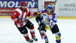 Damian Słaboń z Comarch Cracovii w pogoni za Jonim Haverinenem z MMKS Podhala Nowy Targ 