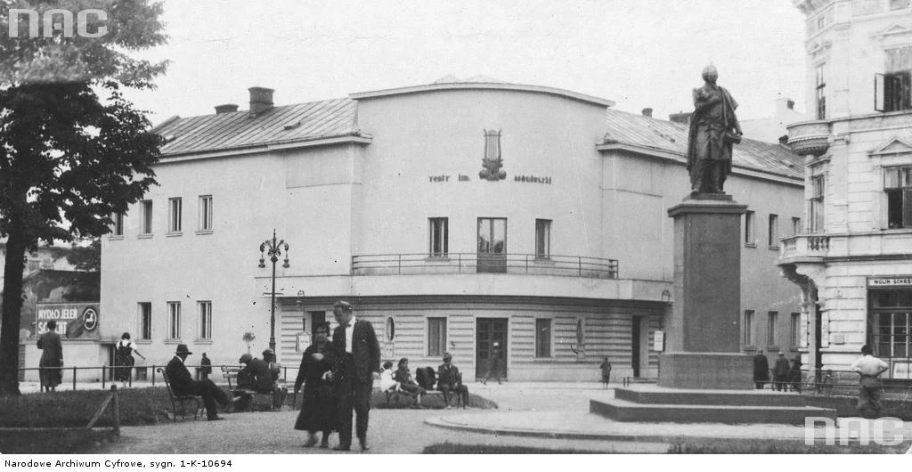 Teatr im. Stanisława Moniuszki w Stanisławowie. Widok na plac i fasadę budynku. Na pierwszym planie pomnik Adama Mickiewicza
