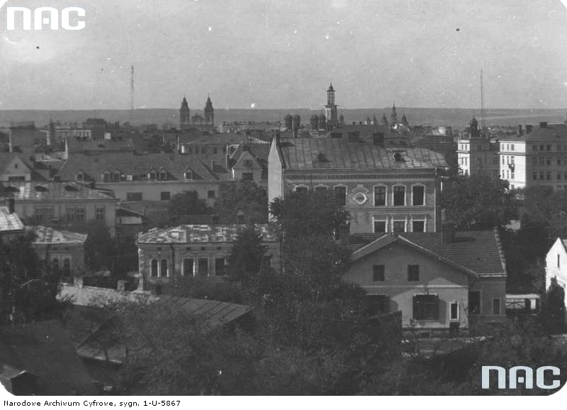 Stanisławów - widok ogólny miasta. W tle wieża ratusza