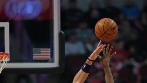 Marcin Gortat (z lewej) w walce o piłkę z Aaronem Brooksem z Chicago Bulls