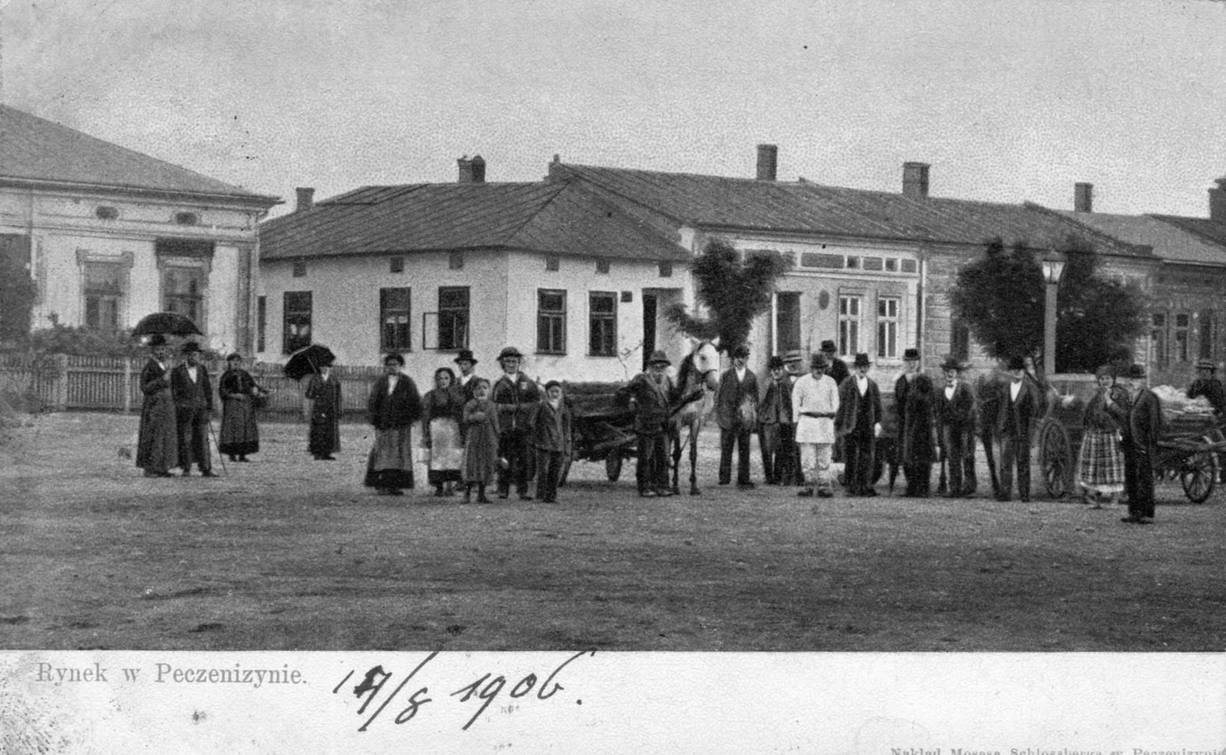 Peczeniżyn. Mieszkańcy na rynku