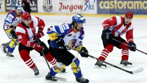 Hokeista Podhala Nowy Targ Martin Luczka (C) walczy o krążek z Tomaszem Kozłowskim (L) i Michałem Kokavcem (P) z Comarch Cracovii 