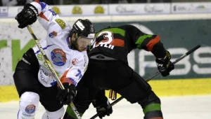 Bohater Ciarko PBS Bank Sanok Michael Cichy (L) walczy o krążek z Jarosławem Rzeszutką (P) z GKS Tychy