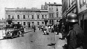 Deportacja mieszkańców getta krakowskiego do obozu zagłady w Bełżcu w czerwcu 1942 r. /fotografia ze zbiorów AIPN w Krakowie 