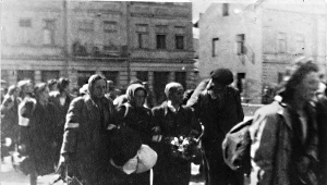 Kobiety deportowane z getta krakowskiego do obozu zagłady w Bełżcu w czerwcu 1942 r. /fotografia ze zbiorów AIPN w Krakowie