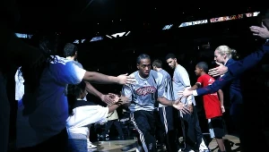 Kawhi Leonard (w środku)