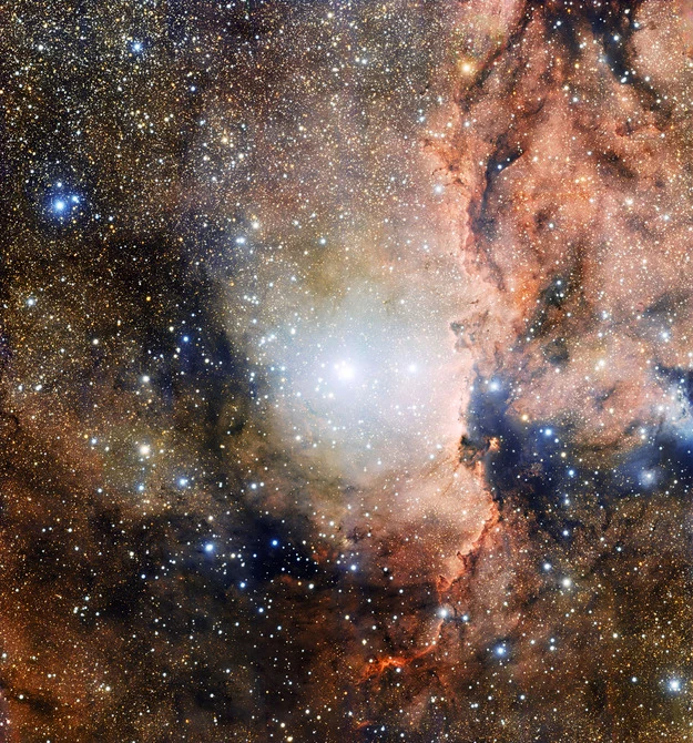 W centrum widać gromadę NGC 6193, po prawej mgławicę emisyjną NGC 6188.  