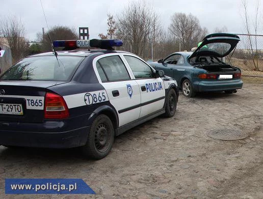 Kierowca Toyoty nie miał pasów, więc... usiłował potrącić policjanta