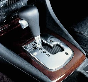 W A6 C5 Multitronic łatwo rozpoznać po układzie podkładki wybieraka w kształcie litery „L”.