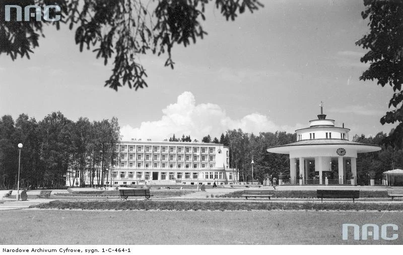 Zdrojowisko Morszyn - ogólny widok Domu Zdrojowego. Z prawej strony pijalnia wód mineralnych, 1938