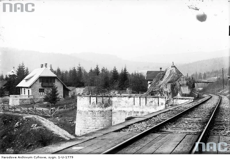 Jaremcze - widok na kamień Dobosza. Obok tory kolejowe, 1933