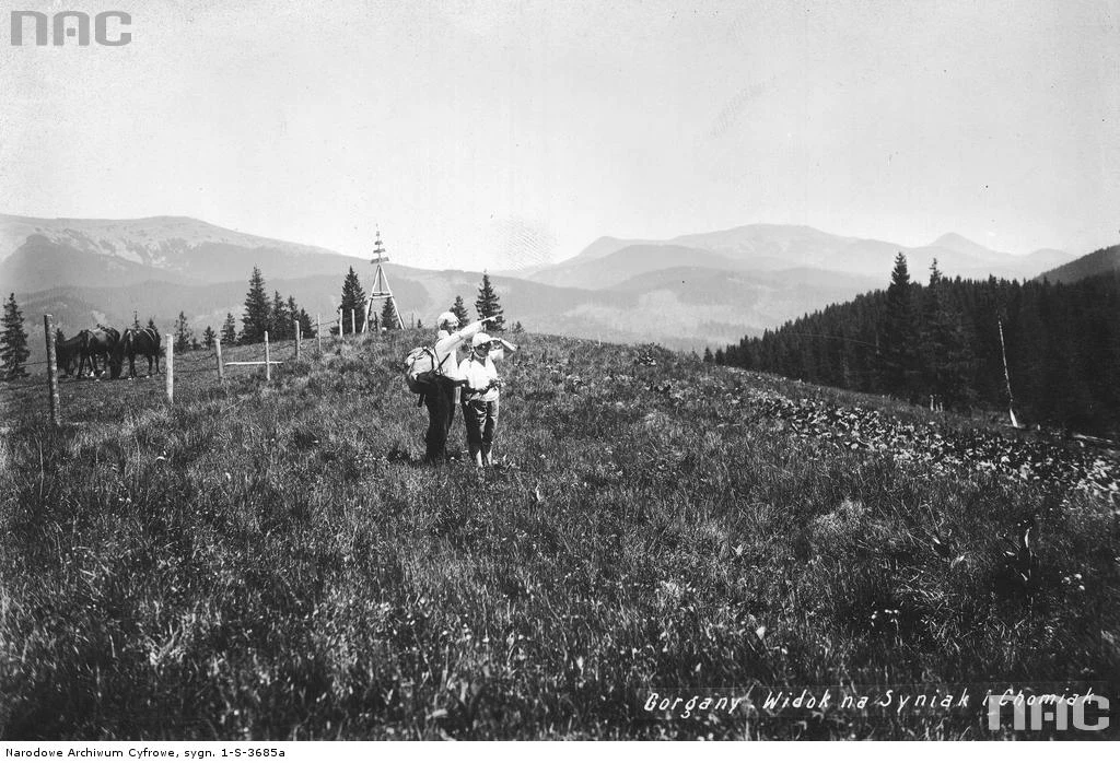 Gorgany - turyści podziwiają górskie widoki. W oddali szczyty Syniak i Chomiak, 1932