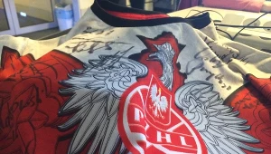 Koszulka hokejowej reprezentacji Polski z autografami jej graczy.