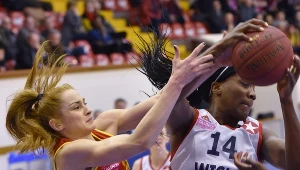 Jantel Lavender (z prawej) z Wisły Can-Pack atakowana przez Agnieszkę Śnieżek 
