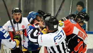 Na pięści walczą Tomasz Kulas (z prawej) z KH GKS Jastrzębie i Damian Zarotyński z Podhala 