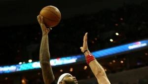 Marcin Gortat blokuje DeMarcusa Cousinsa z Sacramento Kings