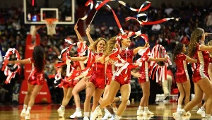 Polskie cheerleaderki z zespołu "Cheerleaders Gdynia" przygotowały specjalny, nawiązujący do polskiej kultury program taneczny 