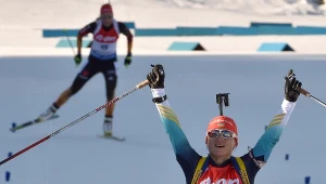 Valj Semerenko cieszy się ze zwycięstwa w biegu ze startu wspólnego na MŚ