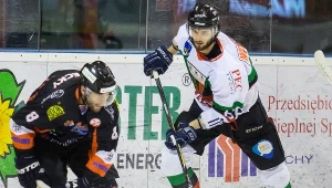 Martin Vozdecy (z lewej) w walce o krążek z Jakubem Witeckim