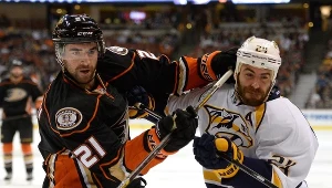 Kyle Palmieri (z lewej) z Anaheim Ducks i Eric Nystrom z Nashville Predators