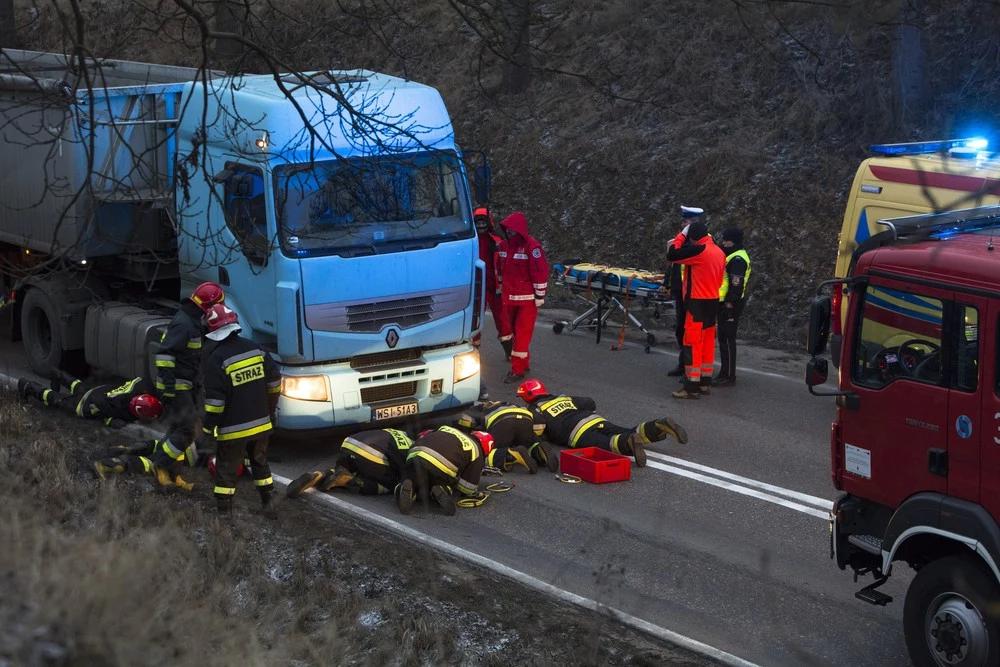 Wąska droga, duży samochód i pieszy - przepis na śmiertelny wypadek