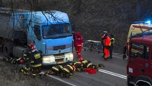 Wąska droga, duży samochód i pieszy - przepis na śmiertelny wypadek