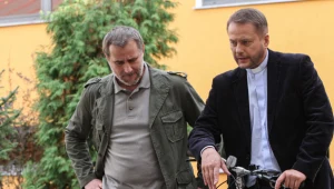Do ojca Mateusza (Artur Żmijewski) wszyscy zgłaszają się po radę. Na zdj. z Mariuszem Witkowskim