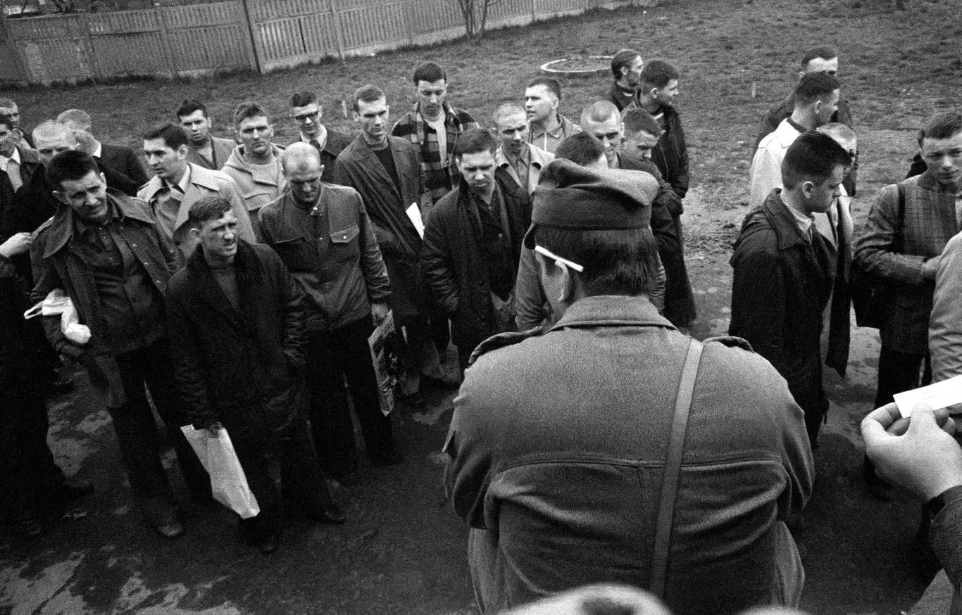Poborowi w jednostce wojskowej w Zamosciu, 1976