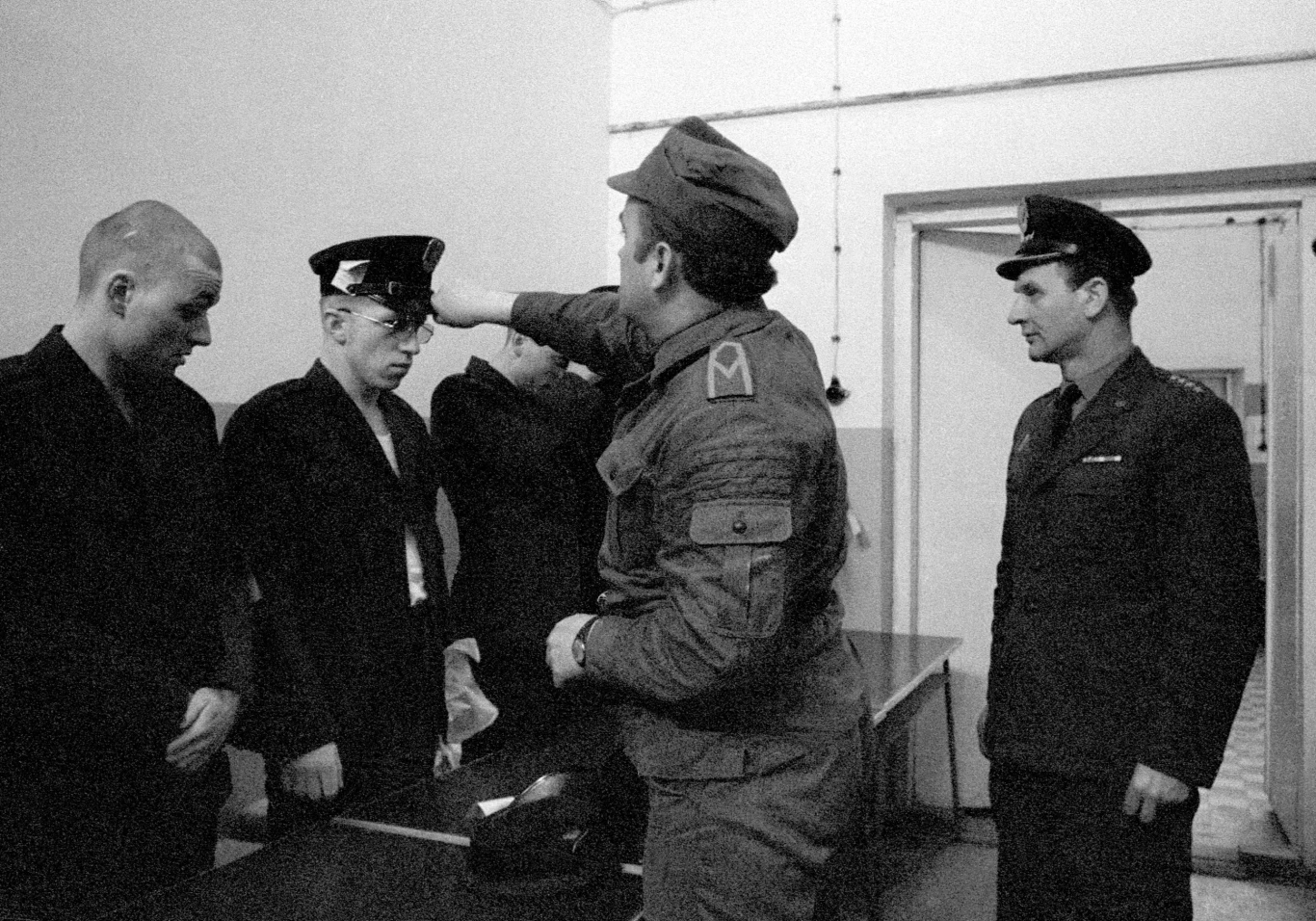 Poborowi w jednostce wojskowej w Zamosciu, 1976