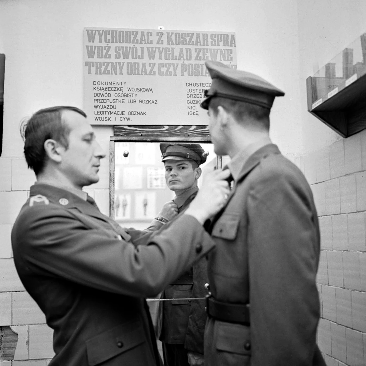 Przasnysz, 1973 r. Jednostka wojskowa - poborowi. Dobieranie munduru