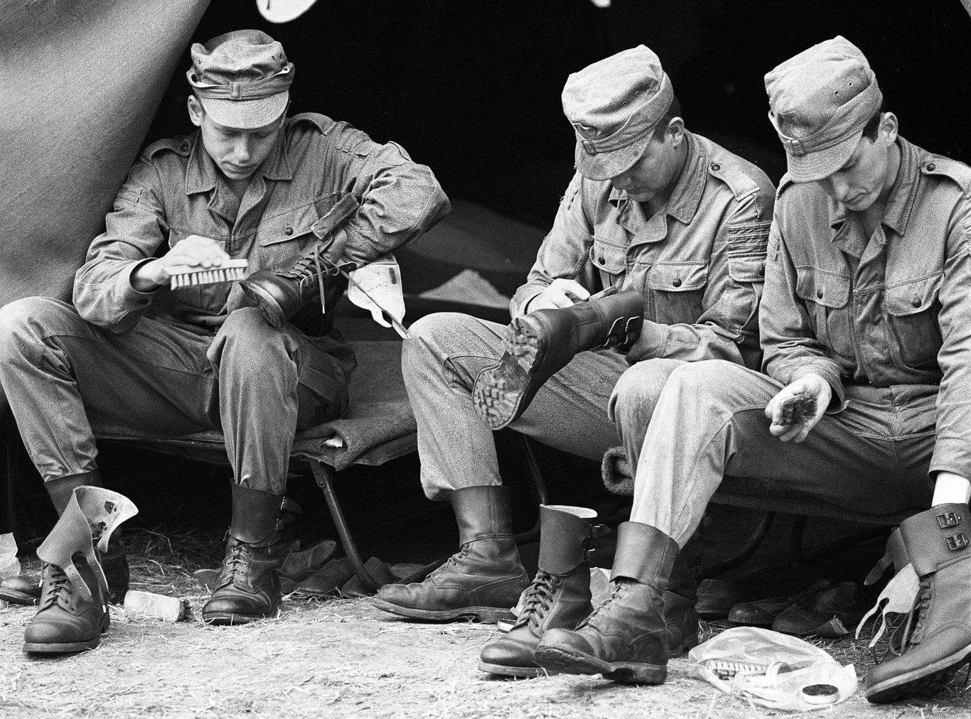Grunwald, 15.07.1978. Przysięga żołnierzy na Polach Grunwaldzkich w 35. rocznicę przysięgi żołnierzy 1 Dywizji Piechoty im. Tadeusza Kościuszki. Szorowanie butów przed przysięgą
