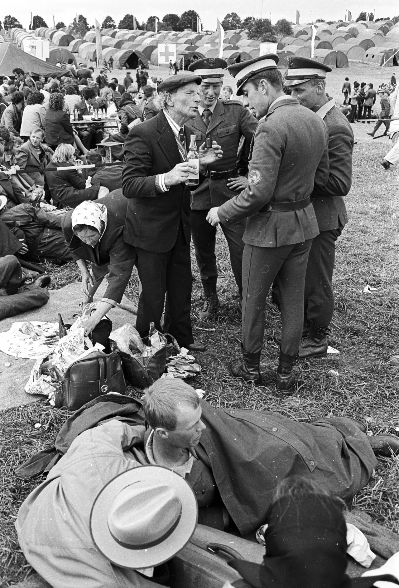 Grunwald, 15.07.1978. Przysięga żołnierzy na Polach Grunwaldzkich w 35. rocznicę przysięgi żołnierzy 1 Dywizji Piechoty im. Tadeusza Kościuszki. Spotkanie po przysiędze z rodzinami