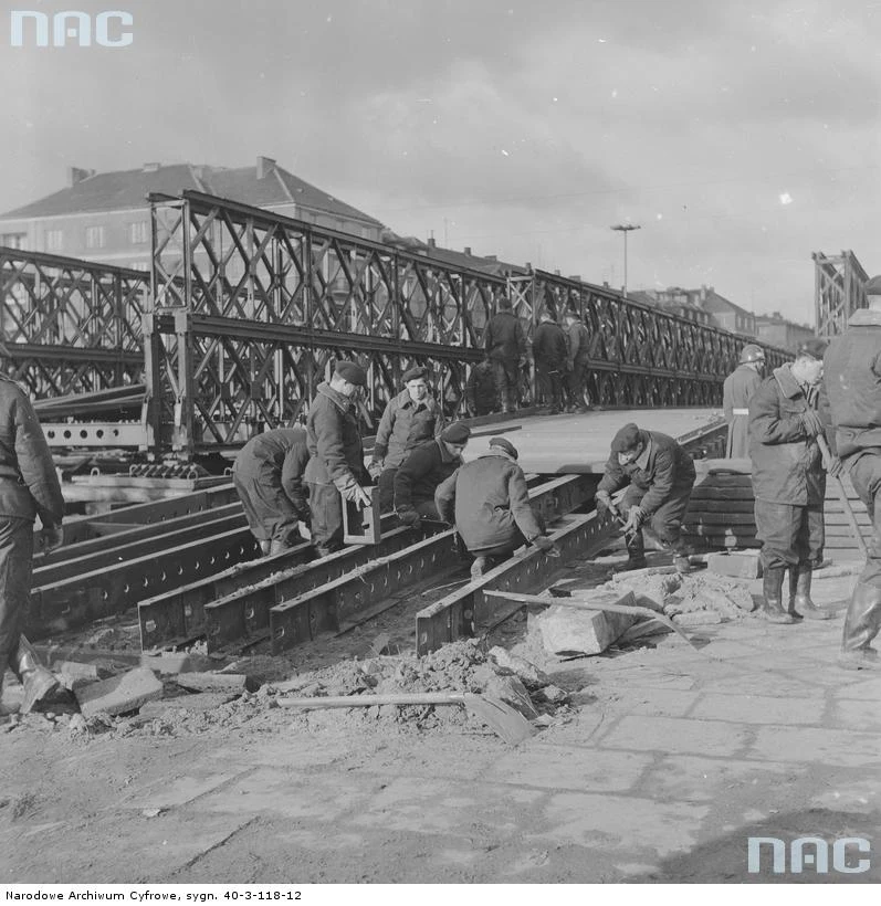 Żołnierze na budowie wiaduktu pod Aleją Niepodległości u wlotu ul. Wawelskiej w Warszawie, 1972