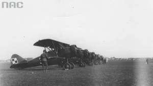 Komendant Centrum Wyszkolenia Oficerów Lotnictwa w Dęblinie ppłk obs. Stefan Sznuk (w oddali) wypuszcza do lotu pierwsze samoloty typu PWS 26, 1937