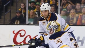 Anders Lindbaeck z Buffalo Sabres blokuje strzał rywala