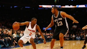 Langston Galloway (numer dwa) z New York Knicks kontra Boris Diaw z San Antonio Spurs 